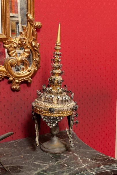 Coiffe de théâtre, utilisée lors de scènes...