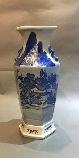 CHINE. 
Vase à pans décor camaïeu bleu.
Manque
H....