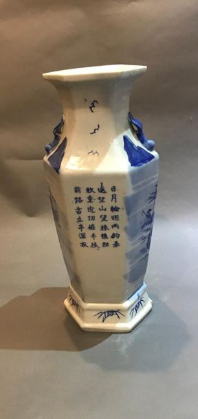 CHINE. 
Vase à pans décor camaïeu bleu.
Manque
H....