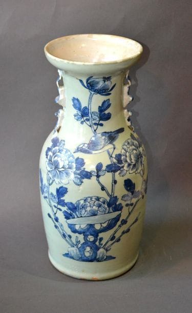 CHINE. 
Vase en porcelaine de forme balustre...