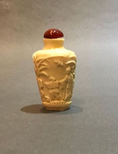 Tabatière en ivoire, XIXe siècle. (légère...