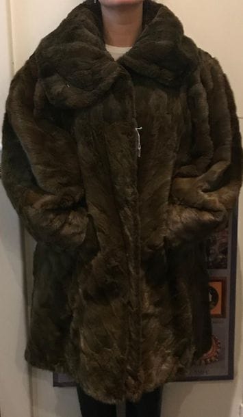 Manteau trois-quart en vison bronze.