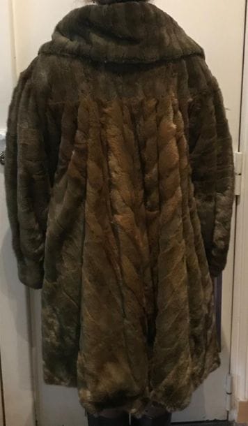 Manteau trois-quart en vison bronze.