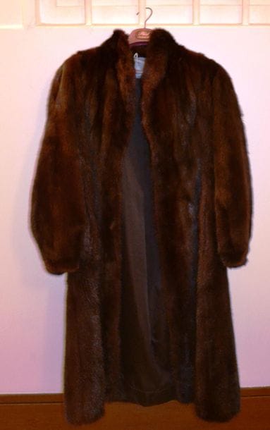 FOURRURES DE LA MADELEINE.
Manteau long en...