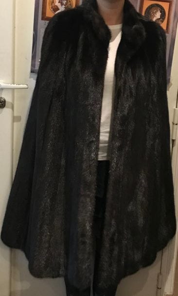 Christian DIOR. Cape en vison noir