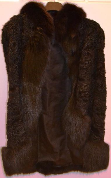 BIRGER CHRISTENSEN.
Manteau cape en pattes...