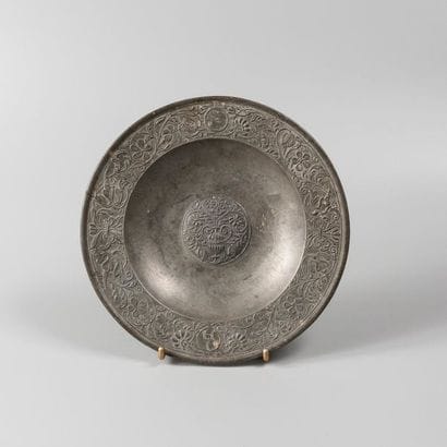 Patène en étain à décor de rinceaux feuillagés.
Diam....