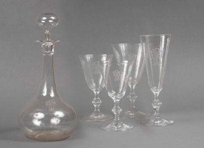 Service de verres monogrammés en cristal...