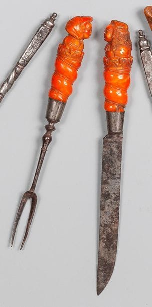 Fourchette et couteau, manche en ambre à...