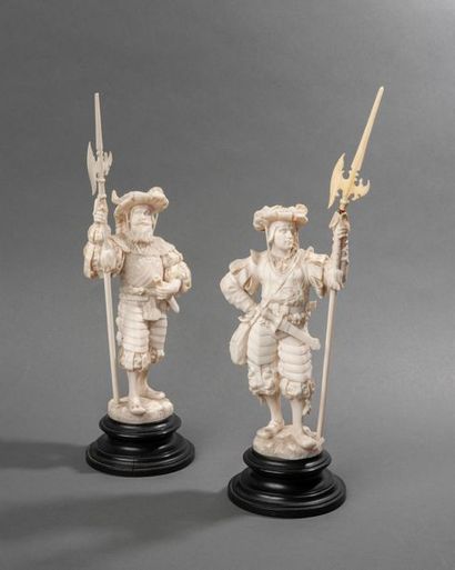 Paire de deux personnages en ivoire sculpté.
Lansquenets...