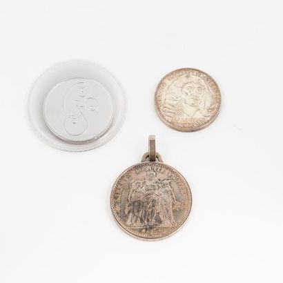 Trois pièces en argent dont une pièce commémorative...