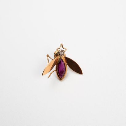 Motif d'abeille en or 750 °/°° serti d'un...