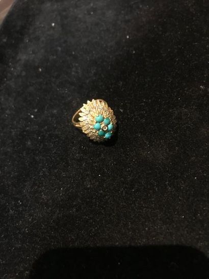 Bague fleur en or 750 °/°° ornée de cabochons...
