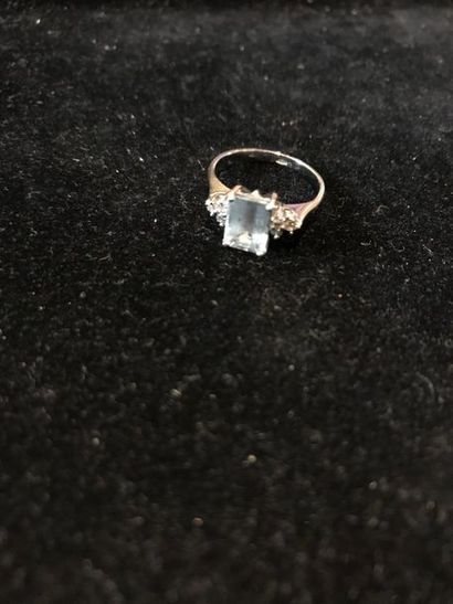 Bague en or gris 750 °/°° sertie d'une aigue-marine...