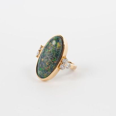 Bague en or 750 °/°° sertie d'un cabochon...