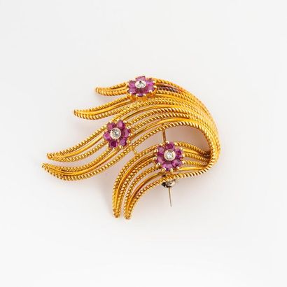 Broche gerbe à fils en or 750°/°° rehaussée...