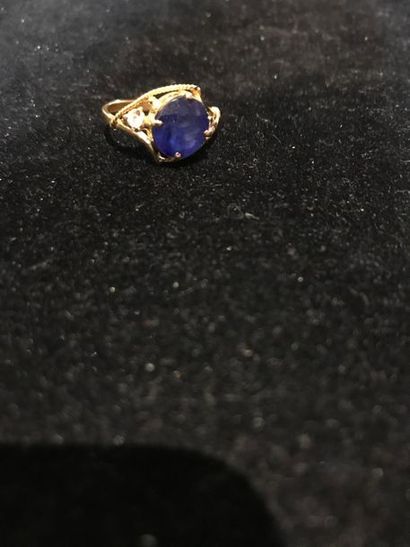 Bague fils en or 750 °/°° sertie d'un saphir...