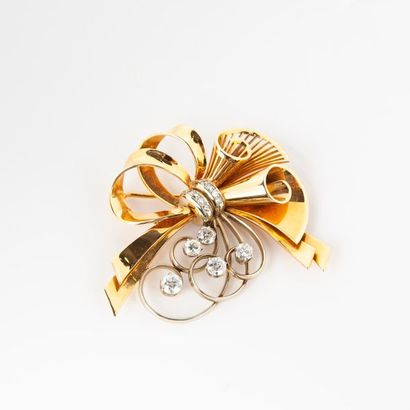 Broche nœud en or 750°/°° sertie de diamants...