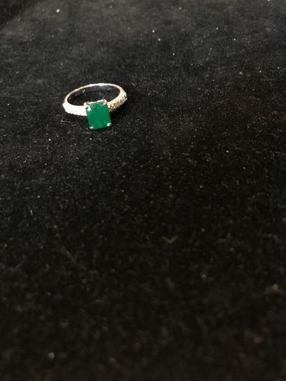 Bague en or gris 750 °/°° sertie d'une émeraude...