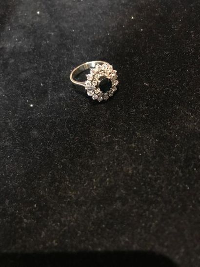 Bague en or gris 585 °/°° sertie d'un saphir...