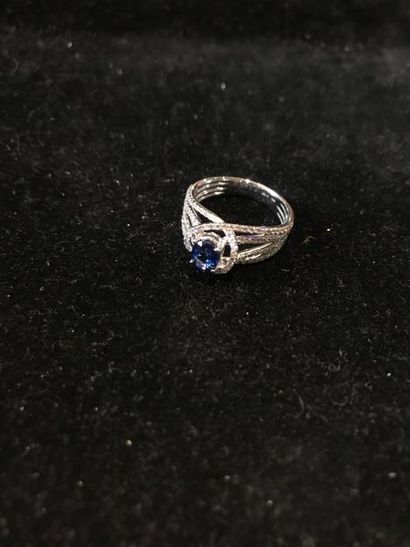 Bague en or gris 750 °/°° sertie d'un saphir...