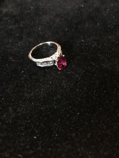 Bague en or gris 585 °/°° sertie d'une tourmaline...