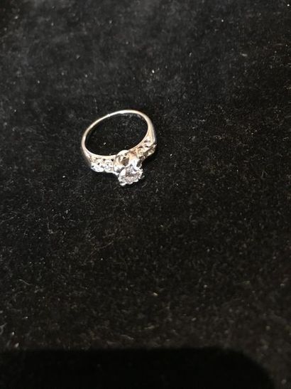 Bague en or gris 585 °/°° sertie de diamants...
