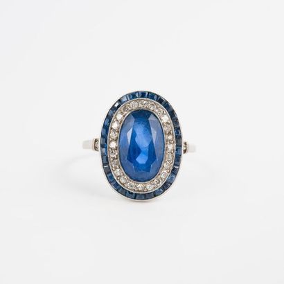 Bague en platine sertie d'un saphir ovale...