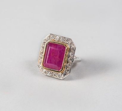 Bague deux ors 750 °/°° sertie clos d'une...