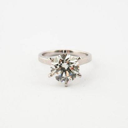 Bague solitaire en or gris 750 °/°° et platine...
