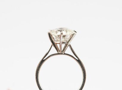 Bague solitaire en or gris 750 °/°° et platine...