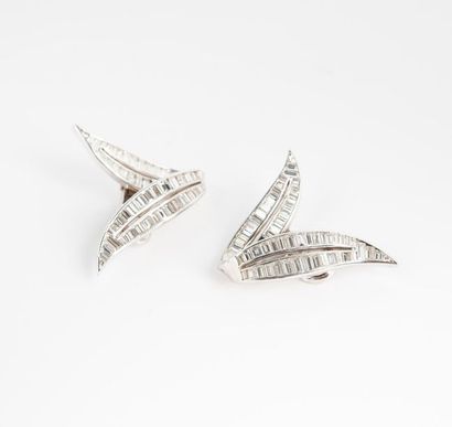 Paire de clips d'oreilles feuilles en or...