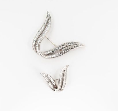 Deux broches feuillagées en or gris 750°/°°...