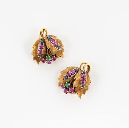 Paire de clips d'oreilles feuillagés en or...