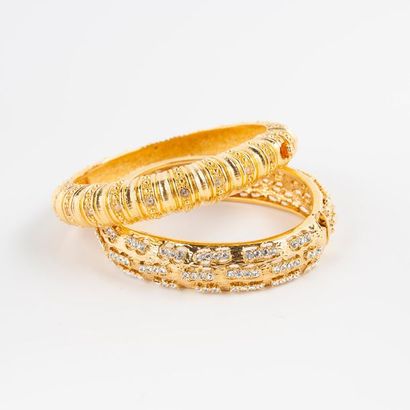 Lot de deux bracelets jonc ouvrant en métal...