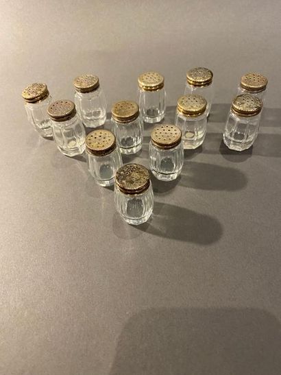 Douze petites salières, bouchons argent....