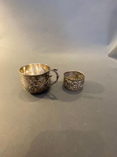 Tasse en argent à décor végétal, chiffrée,...
