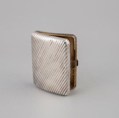 Etui à cigarette en argent 800°/°° à godron.
Poids...