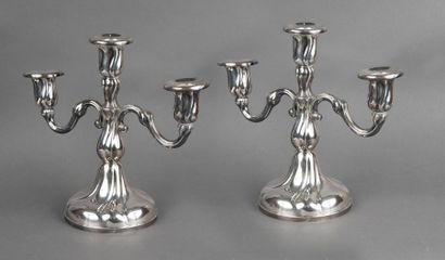 Paire de candélabres à trois feux en argent...