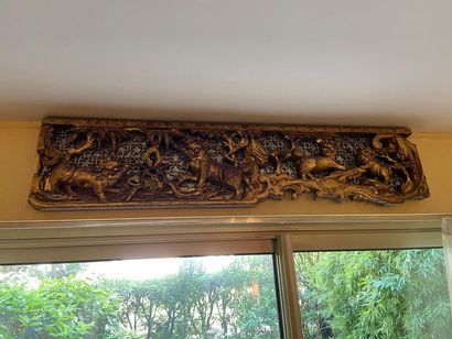 Bas relief en bois sculpté et doré, décor...