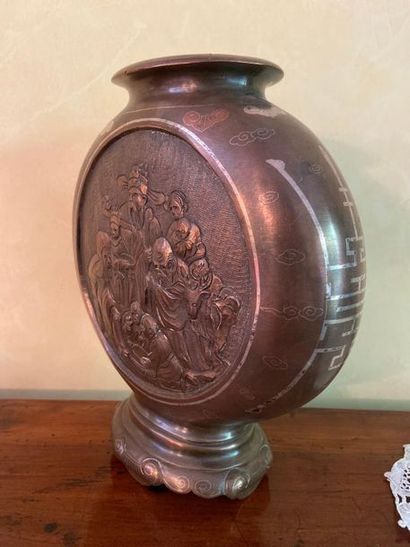 Gourde en bronze à panses aplaties, à décor...