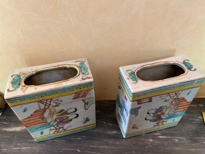 Paire de vases ou pots-pourris rectangulaires...