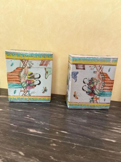 Paire de vases ou pots-pourris rectangulaires...
