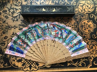CHINE
Eventail en soie peinte de scènes de...