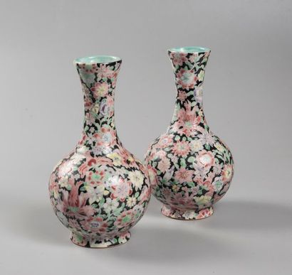 CHINE
Paire de vases en céramique à décor...