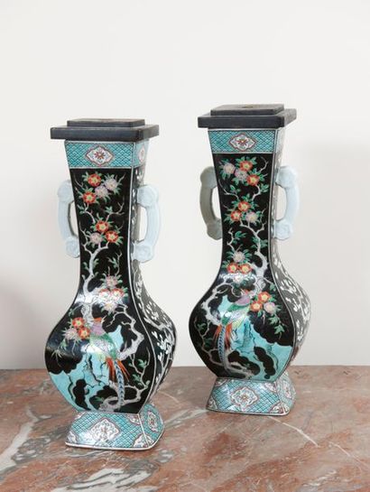 Paire de vases quadrangulaires à anses, à...