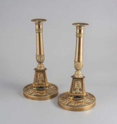 Paire de flambeaux en bronze doré ciselé....