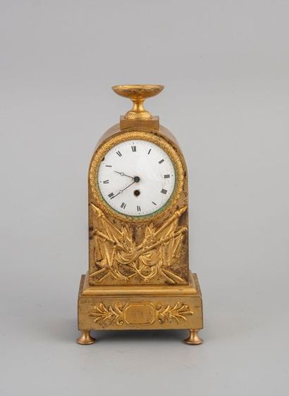 Pendulette en bronze doré, le mouvement signé...