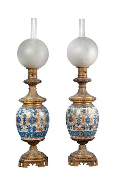 Paire de lampes à pétrole en porcelaine de...