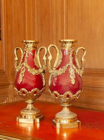 Paire de lampes en tôle laquée sang de bœuf,...